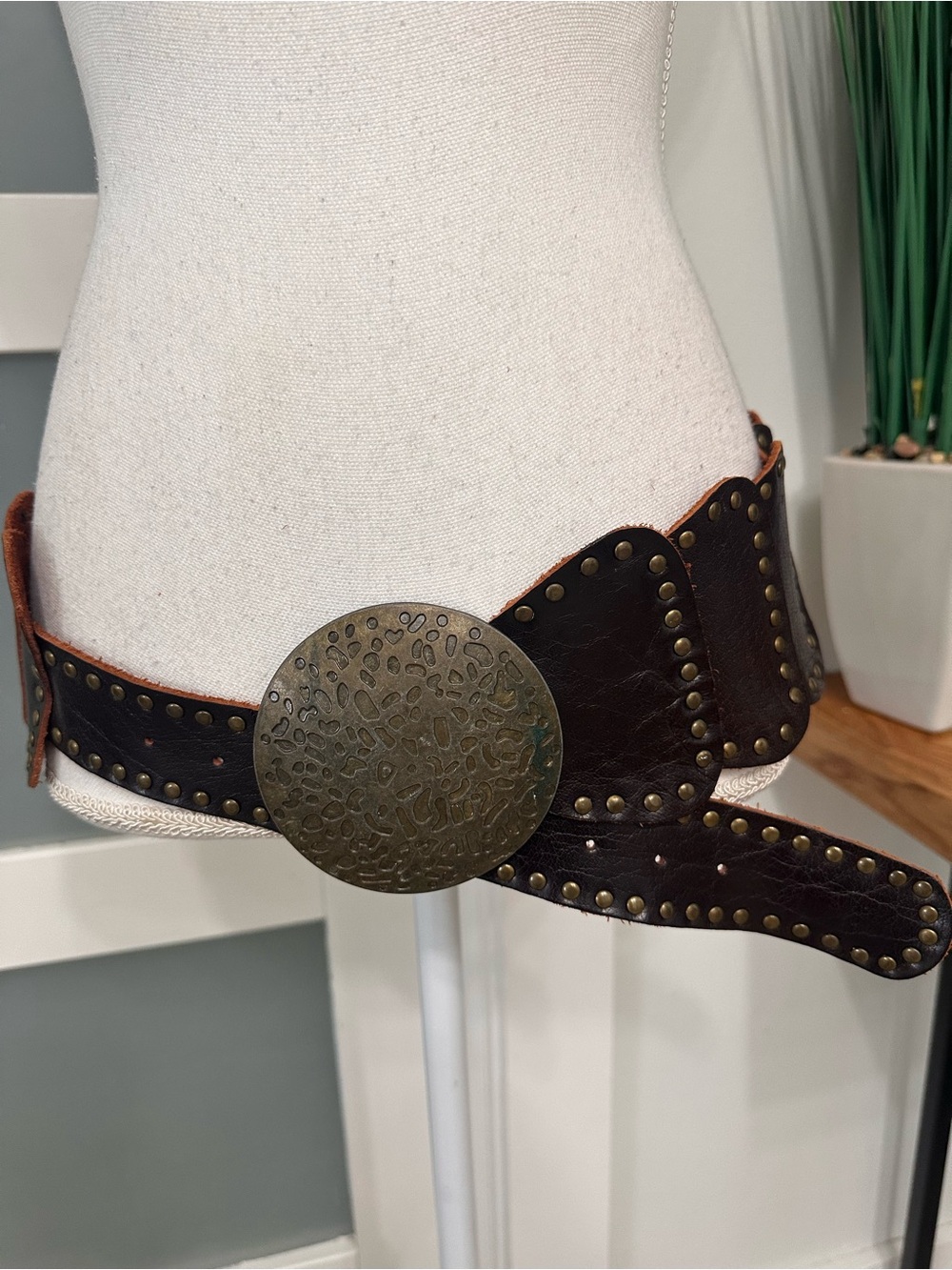 Vtg Y2K Brown Leather Wide Studded Belt Oversized Round Buckle Boho Western GUC - Picture 4 of 9